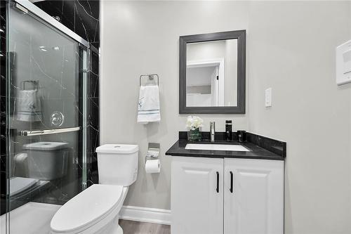 170 Cedardale Avenue, Stoney Creek, ON - Indoor Photo Showing Bathroom