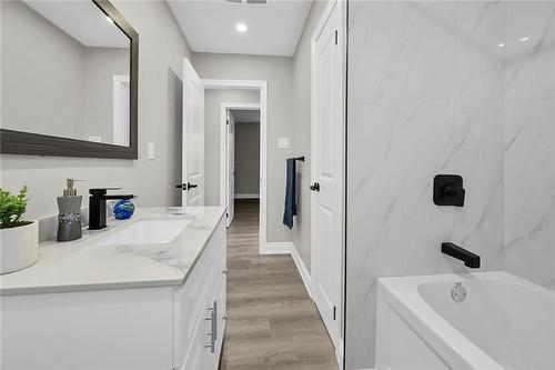 170 Cedardale Avenue, Stoney Creek, ON - Indoor Photo Showing Bathroom