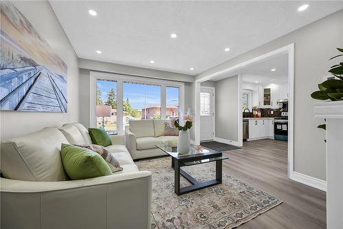 170 Cedardale Avenue, Stoney Creek, ON - Indoor Photo Showing Living Room