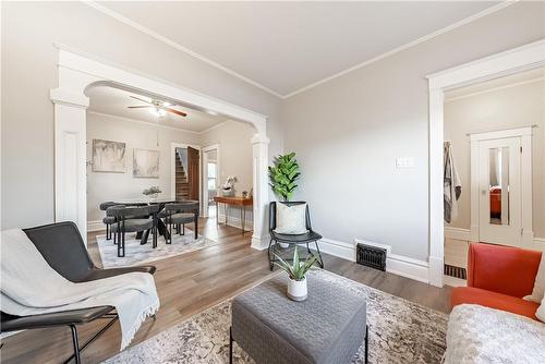 16 Tragina Avenue S, Hamilton, ON - Indoor Photo Showing Living Room