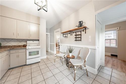 16 Tragina Avenue S, Hamilton, ON - Indoor Photo Showing Kitchen