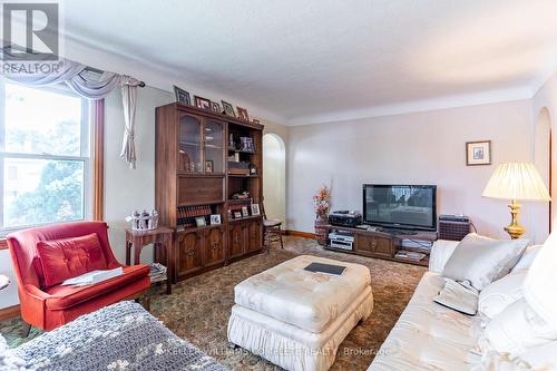 5473 Hillsdale Avenue, Niagara Falls, ON - Indoor Photo Showing Living Room