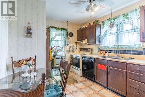 5473 Hillsdale Avenue, Niagara Falls, ON - Indoor Photo Showing Kitchen With Double Sink