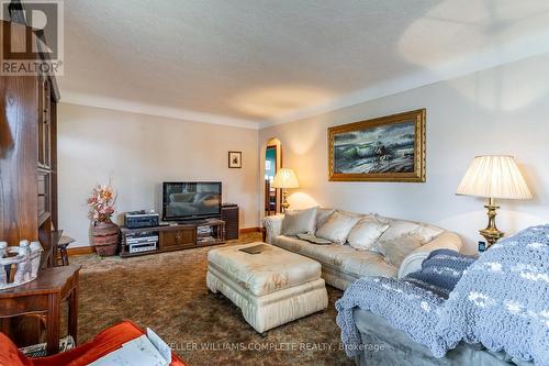 5473 Hillsdale Avenue, Niagara Falls, ON - Indoor Photo Showing Living Room