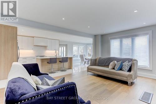 295 Elgin Mills Road W, Richmond Hill (Mill Pond), ON - Indoor Photo Showing Living Room