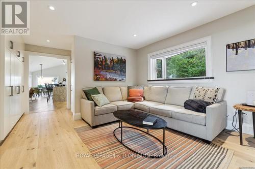 7286 Bell School Line, Milton (Nelson), ON - Indoor Photo Showing Living Room