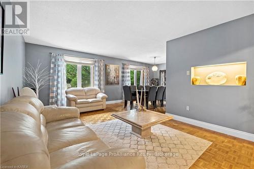 862 Kilburn Street, Kingston (South Of Taylor-Kidd Blvd), ON - Indoor Photo Showing Living Room