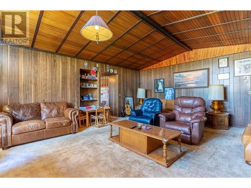 535 Arbutus Street, Chase, BC - Indoor Photo Showing Living Room