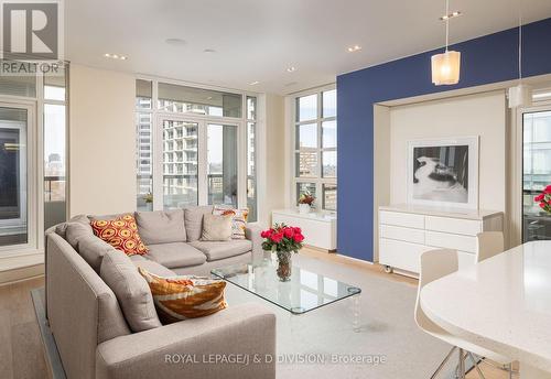 1602 - 68 Yorkville Avenue, Toronto, ON - Indoor Photo Showing Living Room