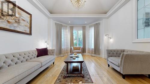 43 Denham Drive, Richmond Hill, ON - Indoor Photo Showing Living Room