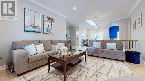 308 Metro Road N, Georgina, ON - Indoor Photo Showing Living Room