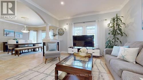 308 Metro Road N, Georgina, ON - Indoor Photo Showing Living Room