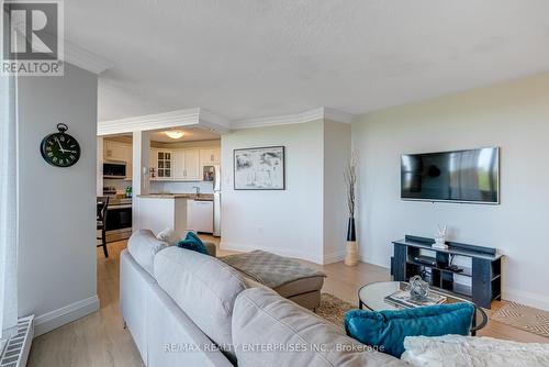 907 - 530 Lolita Gardens, Mississauga (Mississauga Valleys), ON - Indoor Photo Showing Living Room