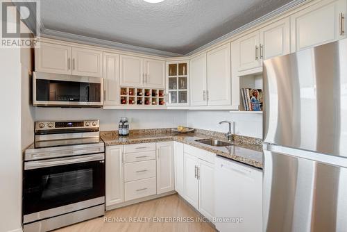 907 - 530 Lolita Gardens, Mississauga (Mississauga Valleys), ON - Indoor Photo Showing Kitchen