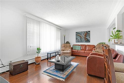 5093 Drummond Road, Niagara Falls, ON - Indoor Photo Showing Living Room