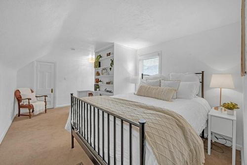 226 Balsam Avenue S, Hamilton, ON - Indoor Photo Showing Bedroom