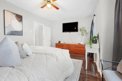 31 William Street, Hamilton, ON - Indoor Photo Showing Bedroom