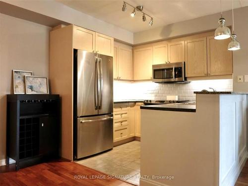 204-1801 Bayview Ave, Toronto, ON - Indoor Photo Showing Kitchen