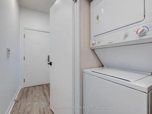 806-220 Victoria St, Toronto, ON - Indoor Photo Showing Laundry Room