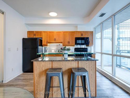 806-220 Victoria St, Toronto, ON - Indoor Photo Showing Kitchen