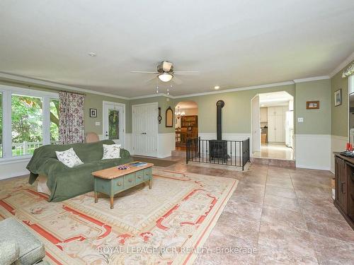 6438 9Th Line, New Tecumseth, ON - Indoor Photo Showing Living Room