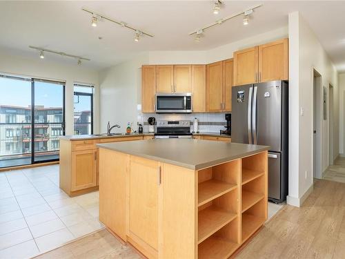 145-2300 Mansfield Dr, Courtenay, BC - Indoor Photo Showing Kitchen With Double Sink