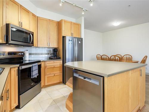 145-2300 Mansfield Dr, Courtenay, BC - Indoor Photo Showing Kitchen