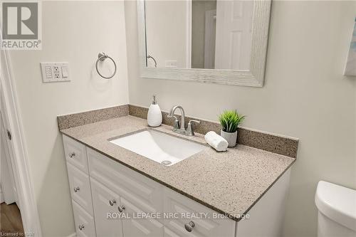 6471 Riall Street, Niagara Falls, ON - Indoor Photo Showing Bathroom