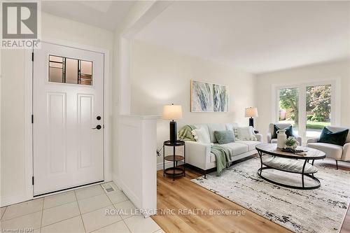 6471 Riall Street, Niagara Falls, ON - Indoor Photo Showing Living Room