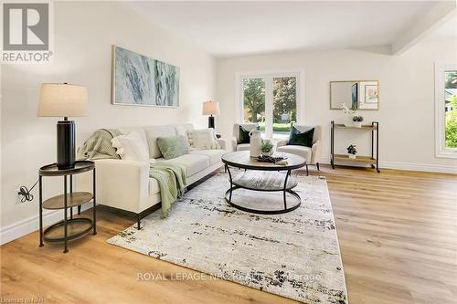 6471 Riall Street, Niagara Falls, ON - Indoor Photo Showing Living Room