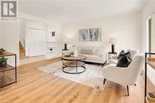 6471 Riall Street, Niagara Falls, ON - Indoor Photo Showing Living Room