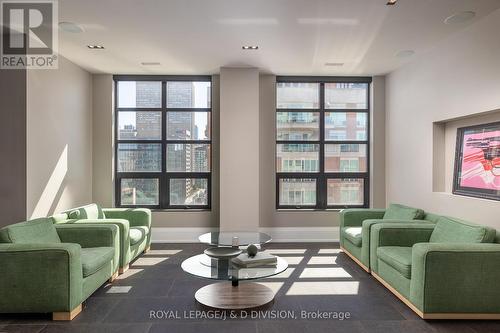 1601 - 68 Yorkville Avenue, Toronto (Annex), ON - Indoor Photo Showing Living Room