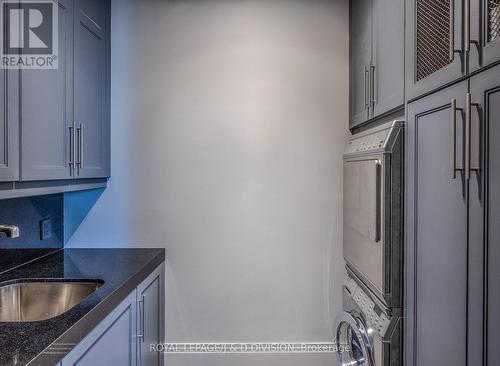 1601 - 68 Yorkville Avenue, Toronto (Annex), ON - Indoor Photo Showing Laundry Room