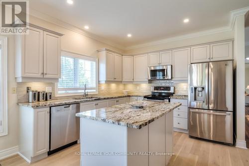 143 Legendary Trail, Whitchurch-Stouffville (Ballantrae), ON - Indoor Photo Showing Kitchen With Upgraded Kitchen