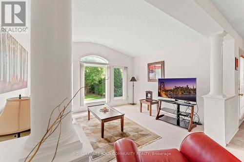 7309 Cork Tree Row, Mississauga, ON - Indoor Photo Showing Living Room