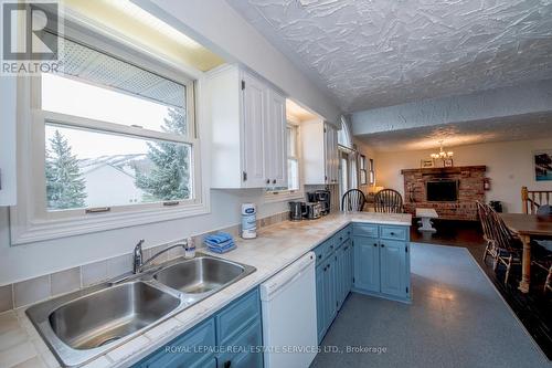 155 Settlers Way, Blue Mountains, ON - Indoor Photo Showing Kitchen With Double Sink