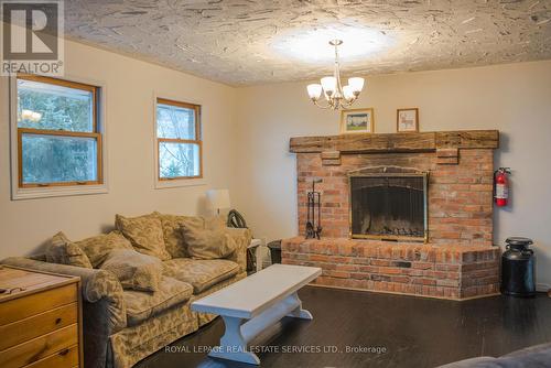 155 Settlers Way, Blue Mountains, ON - Indoor Photo Showing Living Room With Fireplace