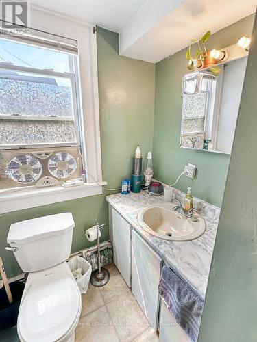 36 Oak Street, Belleville, ON - Indoor Photo Showing Bathroom