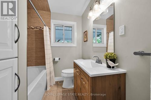 11 Douglas Road, Hamilton (Ancaster), ON - Indoor Photo Showing Bathroom