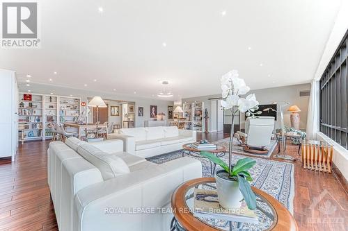 202 - 111 Echo Drive, Ottawa, ON - Indoor Photo Showing Living Room