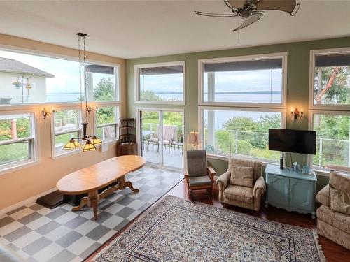 10045 Beach Dr, Chemainus, BC - Indoor Photo Showing Living Room