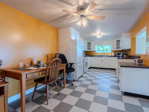 10045 Beach Dr, Chemainus, BC - Indoor Photo Showing Kitchen