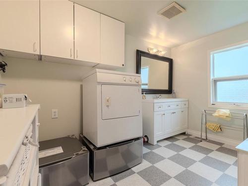 10045 Beach Dr, Chemainus, BC - Indoor Photo Showing Laundry Room