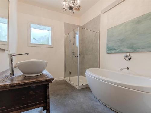 10045 Beach Dr, Chemainus, BC - Indoor Photo Showing Bathroom