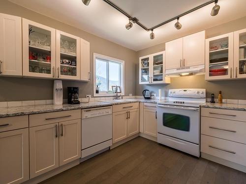 2372 Ojibway Road, Kamloops, BC - Indoor Photo Showing Kitchen