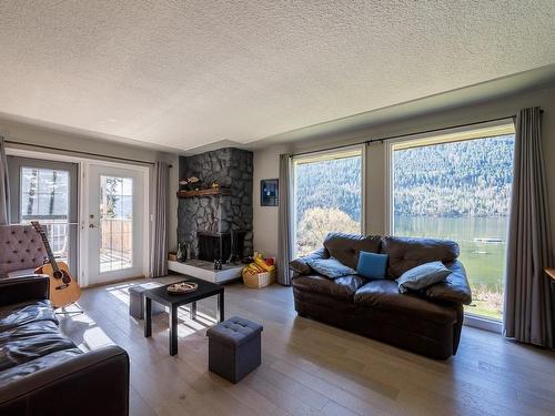 2372 Ojibway Road, Kamloops, BC - Indoor Photo Showing Living Room