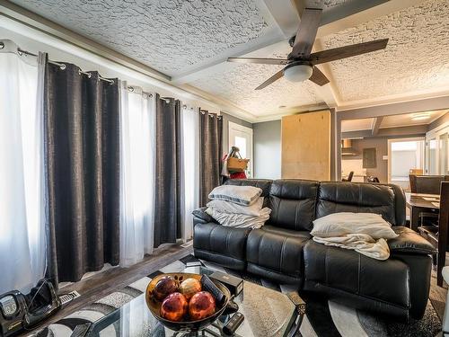 1036 Surrey Ave, Kamloops, BC - Indoor Photo Showing Living Room