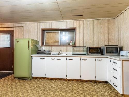 535 Arbutus Street, Chase, BC - Indoor Photo Showing Kitchen