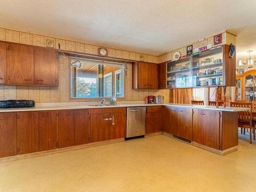 535 Arbutus Street, Chase, BC - Indoor Photo Showing Kitchen