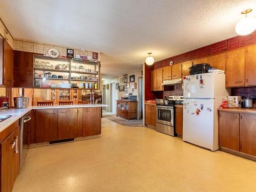 535 Arbutus Street, Chase, BC - Indoor Photo Showing Kitchen